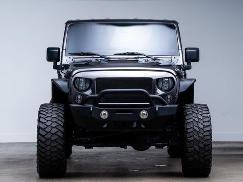 Used 2018 Jeep Wrangler Unlimited Sport w/ Connectivity Group AWD/4WD image 2