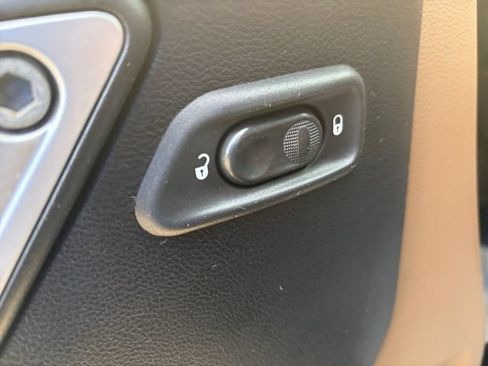 Used 2013 Jeep Wrangler Unlimited Rubicon w/ Connectivity Group AWD/4WD image 16