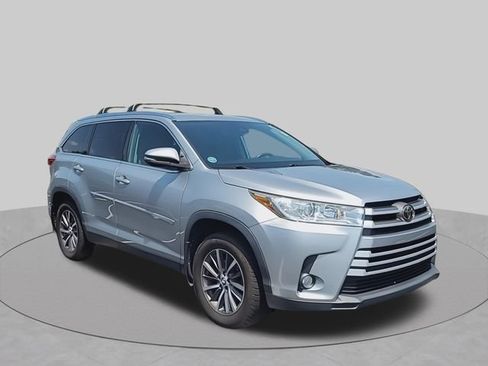 Used 2019 Toyota Highlander XLE AWD/4WD image 2