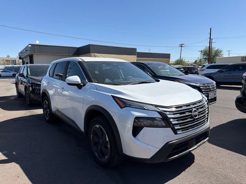 Used 2024 Nissan Rogue SV FWD image 2