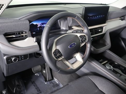 Used 2025 Ford Explorer Active image 27