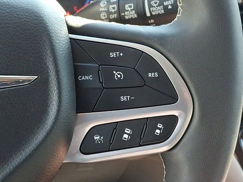 Used 2024 Chrysler Pacifica Limited FWD image 23