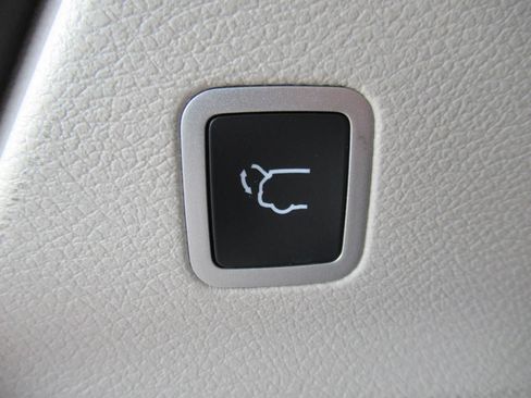 Certified 2022 Chrysler Voyager LX FWD image 36