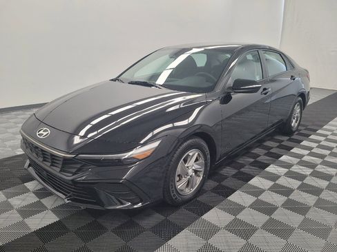 Used 2025 Hyundai Elantra SE FWD image 2