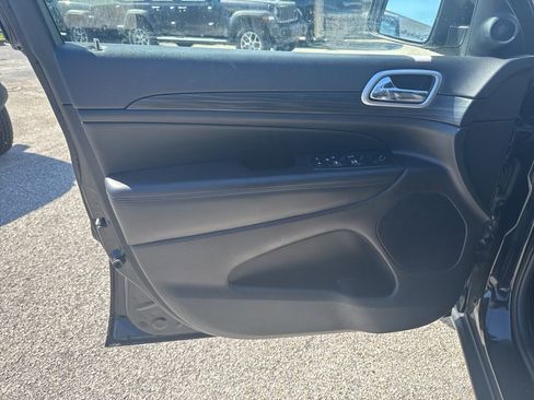 Used 2019 Jeep Grand Cherokee Laredo image 5