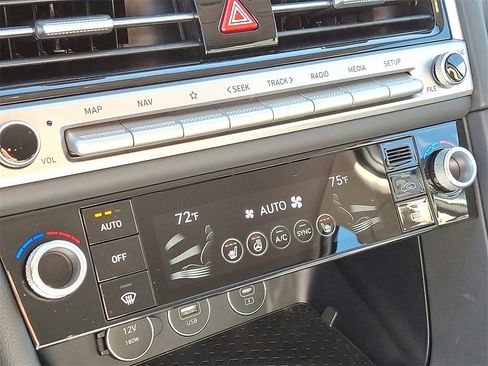 Used 2024 Genesis G70 2.5T image 16