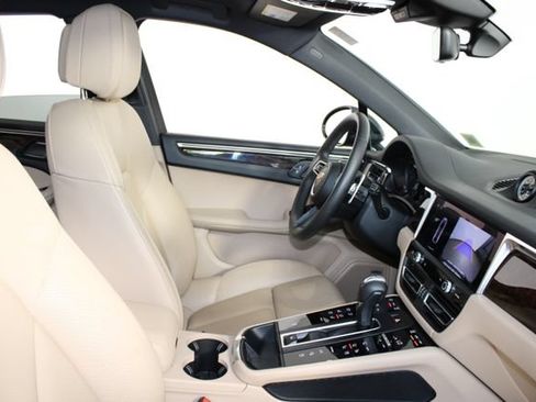Certified 2024 Porsche Macan AWD/4WD image 29