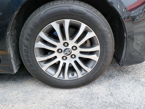 Used 2019 Toyota Sienna XLE image 12