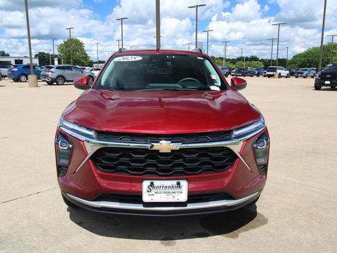 Used 2025 Chevrolet Trax LT FWD image 2