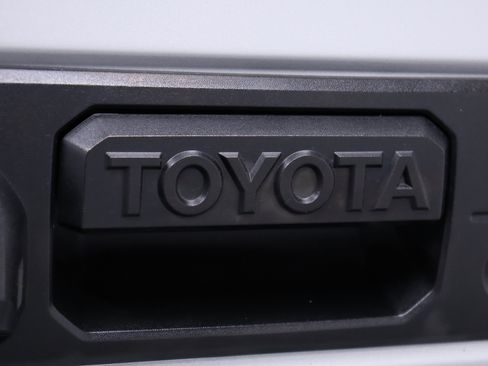 Used 2018 Toyota Tacoma SR image 59