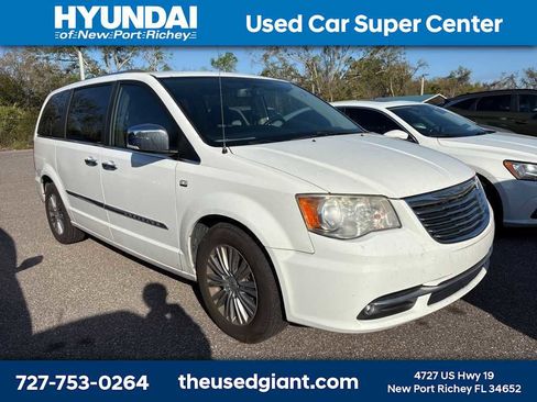 Used 2014 Chrysler Town & Country Touring-L image 4