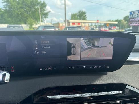 Used 2025 Buick Enclave Preferred AWD/4WD image 24