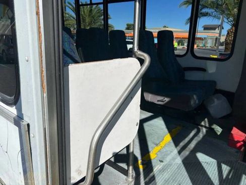 Used 2006 Ford E-350 and Econoline 350 Super Duty image 37