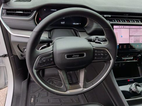 Used 2025 Jeep Grand Cherokee Limited w/ Black Appearance Package RWD image 16