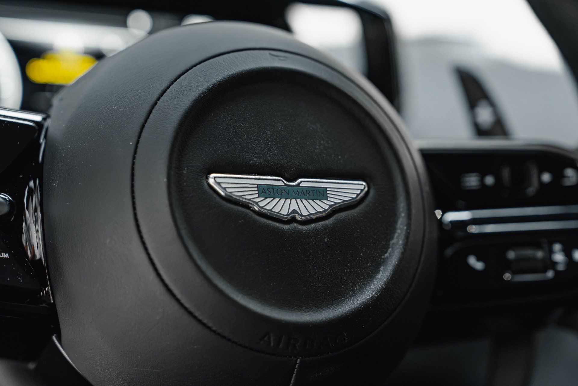 Used 2025 Aston Martin V8 Vantage Coupe RWD image 39
