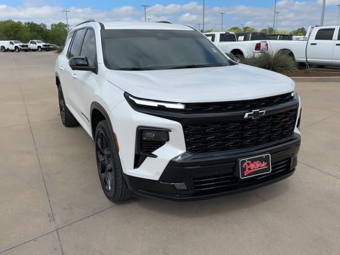 Used 2025 Chevrolet Traverse RS image 2
