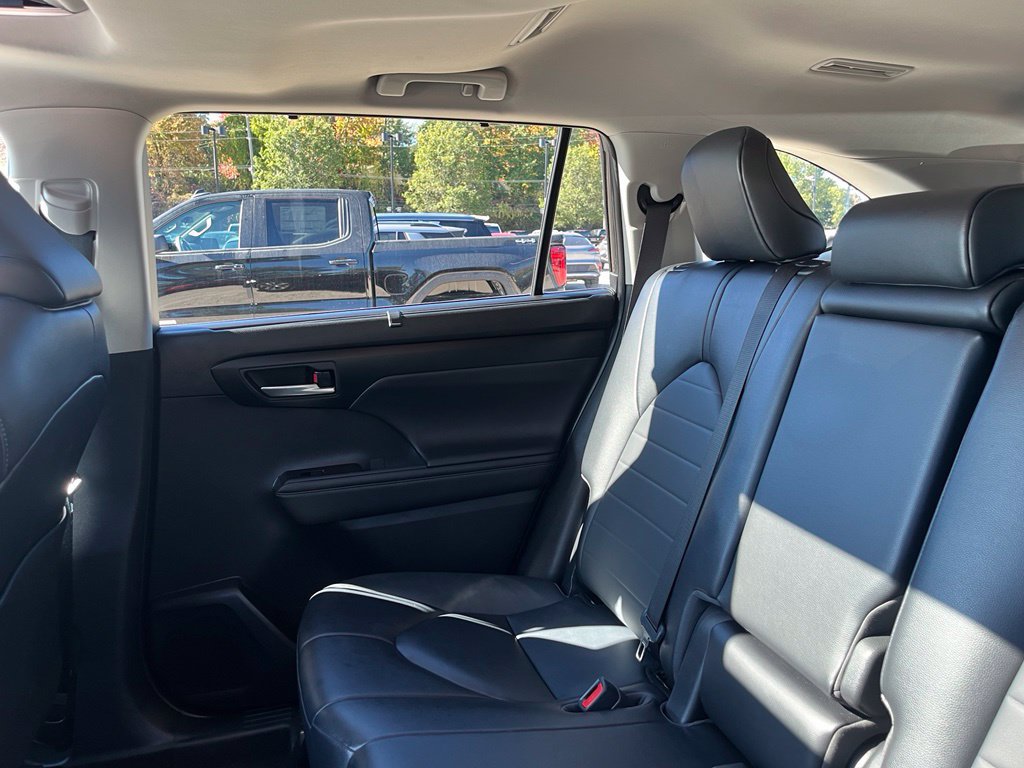 Used 2023 Toyota Highlander XLE AWD/4WD image 22