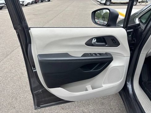 Used 2023 Chrysler Pacifica Touring-L FWD image 18