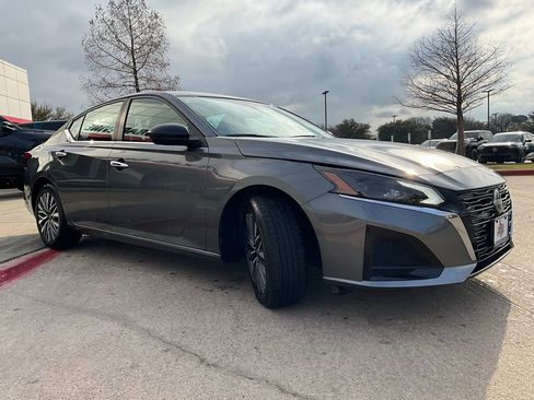 Used 2025 Nissan Altima 2.5 SV image 5