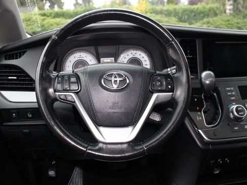 Used 2015 Toyota Sienna SE w/ SE Preferred Package FWD image 21