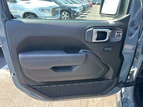 Used 2024 Jeep Gladiator Sport AWD/4WD image 10