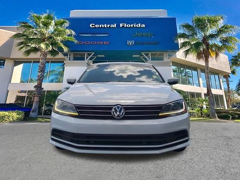 Used 2017 Volkswagen Jetta SE FWD image 3