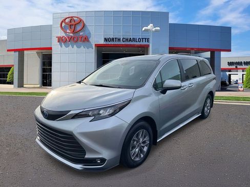 Used 2025 Toyota Sienna XLE FWD image 5