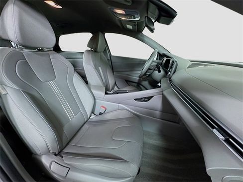 Certified 2025 Hyundai Elantra Sport image 29
