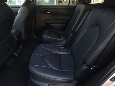 Certified 2024 Toyota Highlander XLE image 10