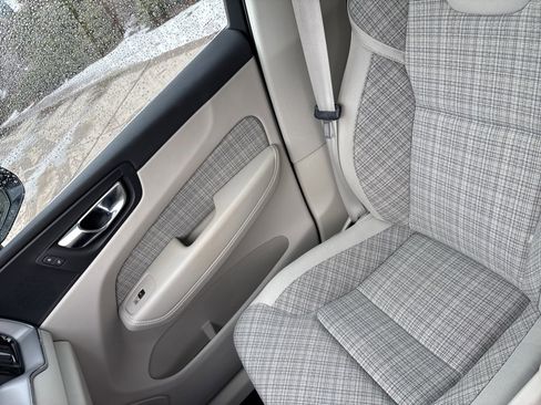 Used 2022 Volvo XC60 B5 Momentum image 31