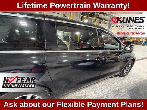 Used 2023 Chrysler Pacifica Touring-L FWD image 41