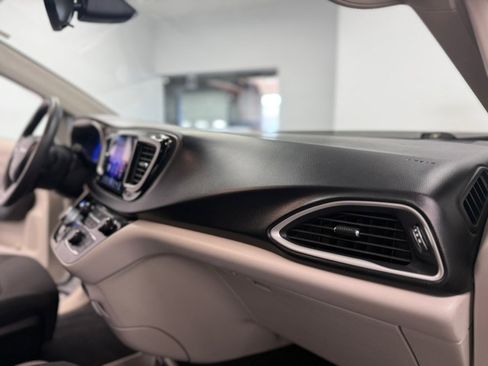Used 2017 Chrysler Pacifica Touring w/ Tire & Wheel Group FWD image 50
