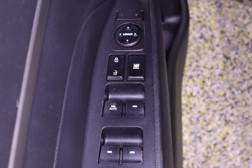 Used 2020 Hyundai Elantra Limited w/ Cargo Package (C1) FWD image 33