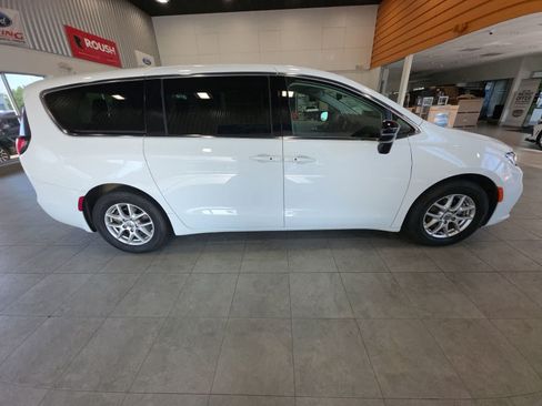 Used 2024 Chrysler Pacifica Touring-L FWD image 6
