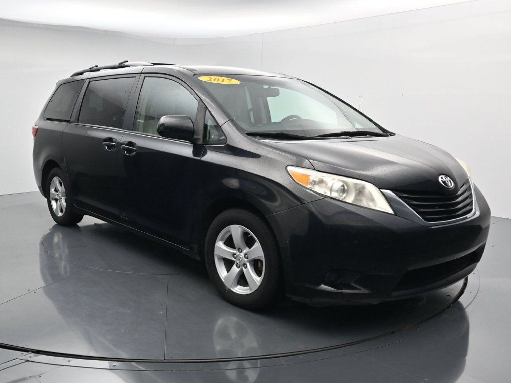 Used 2017 Toyota Sienna LE FWD image 2