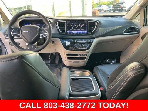 Used 2023 Chrysler Pacifica Touring-L FWD image 15