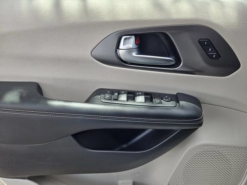 Used 2023 Chrysler Pacifica Touring-L FWD image 15