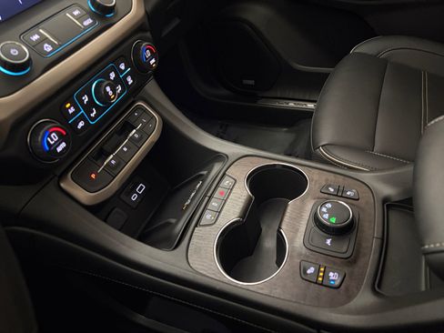 Used 2022 GMC Acadia Denali w/ Denali Ultimate Package AWD/4WD image 36