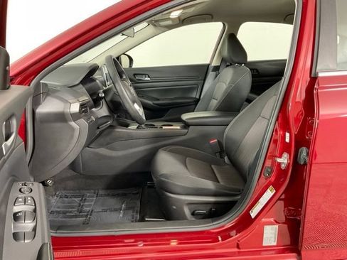 Used 2025 Nissan Altima 2.5 SV FWD image 11