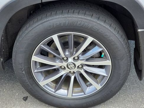 Used 2019 Toyota Highlander XLE AWD/4WD image 15