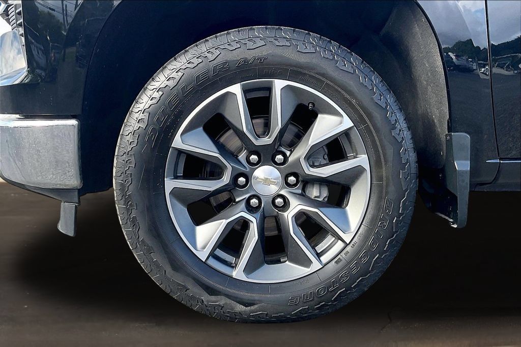 Used 2023 Chevrolet Silverado 1500 LT AWD/4WD image 34