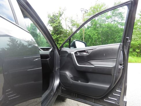 Used 2022 Toyota RAV4 XLE AWD/4WD image 11