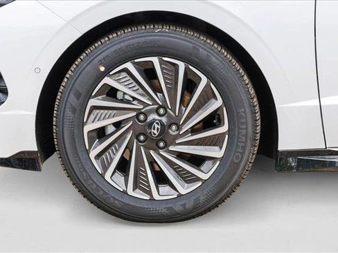 New 2025 Hyundai Sonata Limited image 9