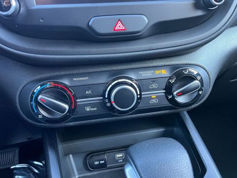 Used 2025 Kia Soul LX w/ LX Technology Package FWD image 23