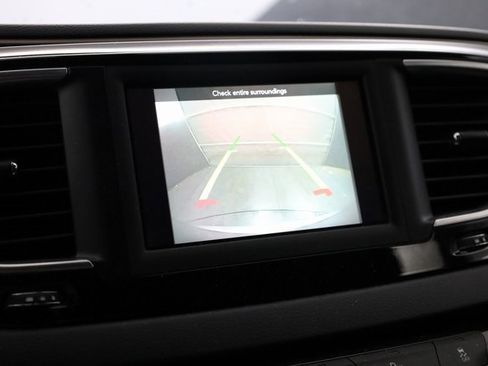 Used 2018 Chrysler Pacifica LX image 17