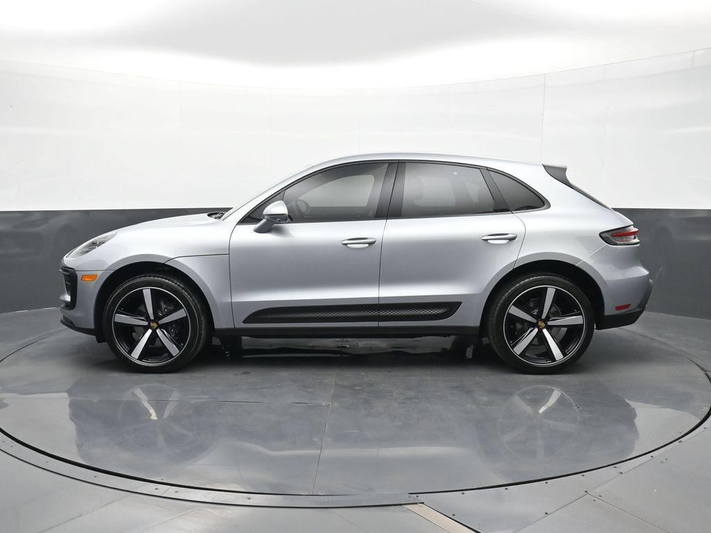 Certified 2025 Porsche Macan AWD/4WD image 2