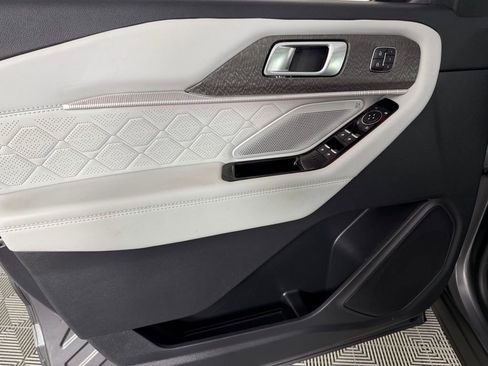 Used 2025 Ford Explorer Platinum w/ Ultimate Package image 25