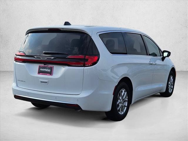 New 2027 Chrysler Pacifica Select FWD image 2