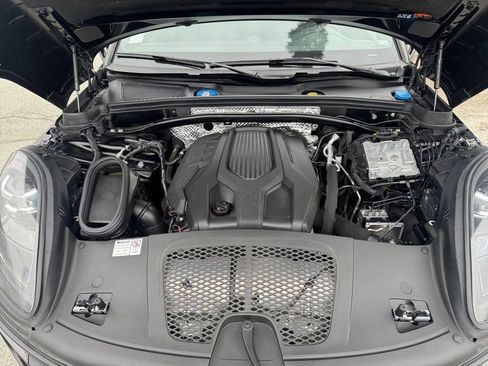 Used 2024 Porsche Macan AWD/4WD image 38