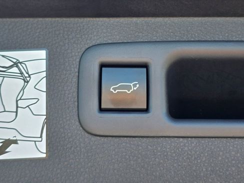 Used 2024 Toyota Highlander Platinum image 17